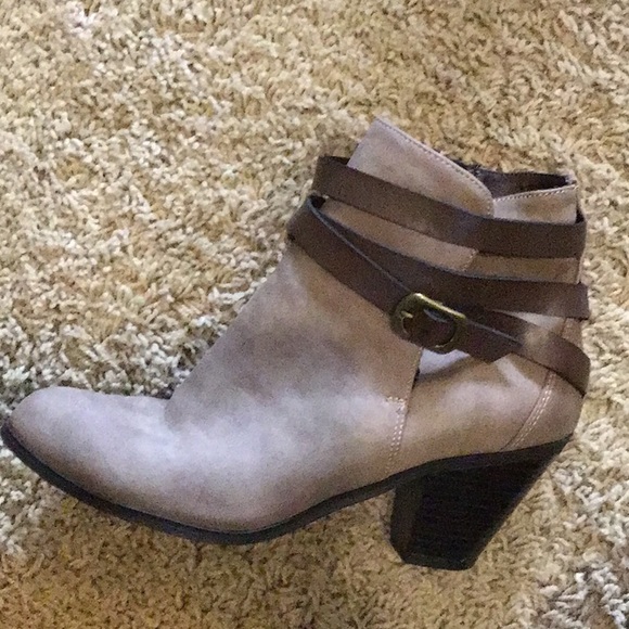 Tan/brown booties with buckle. - Picture 2 of 3